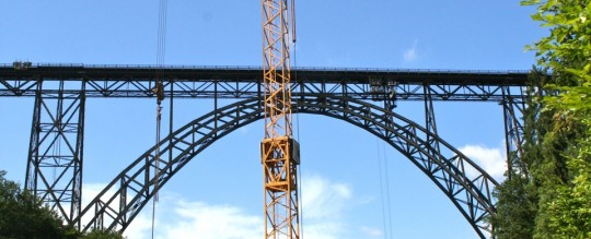 Die Müngstener Brücke mit einem Baukran davor