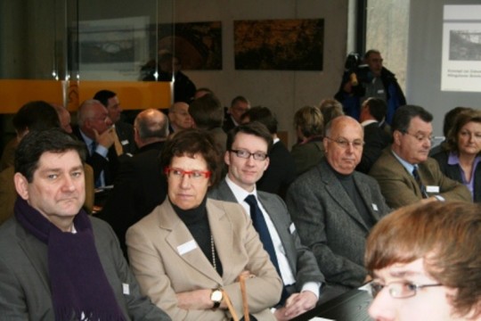 Die Abgeordneten Neumann, Böth, Wolf (v.l.) sowie Preuß-Buchholz (ganz rechts) bei der Infoveranstaltung zur Müngstener Brücke.