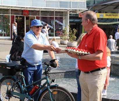 Ernst-Wolf verteilt an Radfahrer