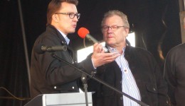 Sven Wolf mit Horst Kläuser auf der Bühne in Remscheid
