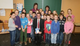 Vorlesetag in der Grundschule Hasenberg: Gruppenbild zum Abschluss.