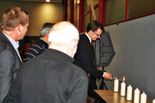 Sven Wolf MdL beim Anzünden der Kerzen.