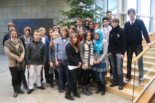 Schülerinnen und Schüler der Alexander-von-Humboldt-Realschule mit dem Abgeordnten Sven Wolf