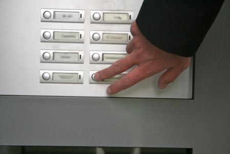 Die Tour in Klausen begann mit der 891. Tür. Sven Wolf ist seit 2010 im Wahlkreis unterwegs.