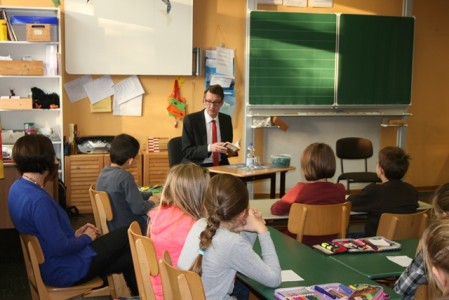 Sven Wolf beim Vorlesen in der Grundschule Hasenberg.