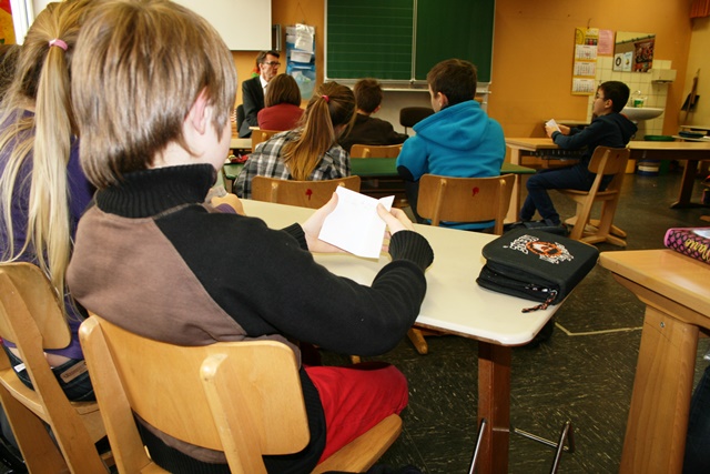 Vorlesen an der Grundschule Hasenberg: Schüler mit vorbereiteter Frage.