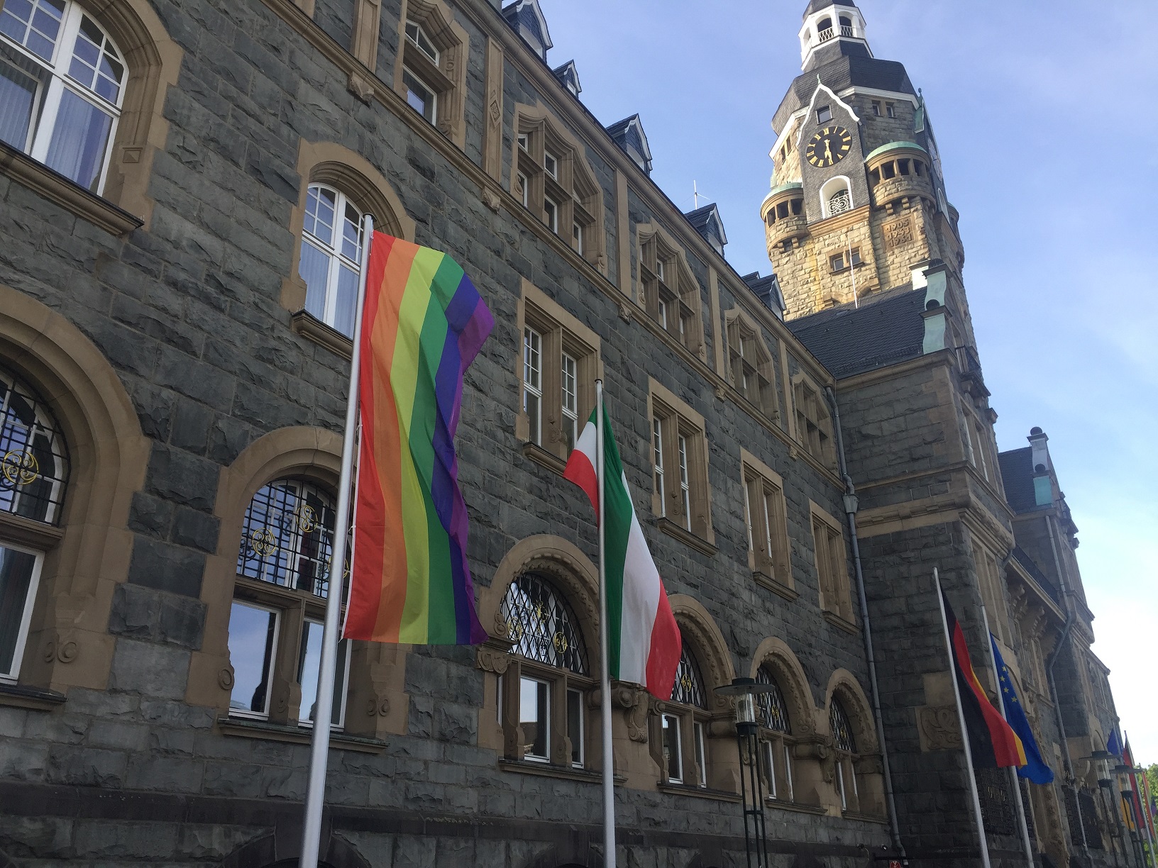 Ein Zeichen für Respekt und Toleranz am Tag gegen Homophobie vor dem Rathaus