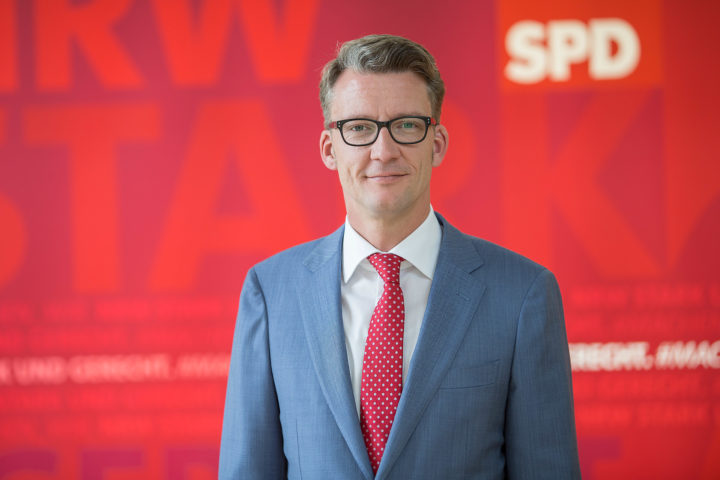 Sven Wolf vor dem Büro SPD-Fraktion im Landtag von NRW.