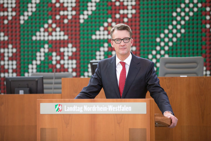 Sven Wolf MdL am Rednerpult des Landtags