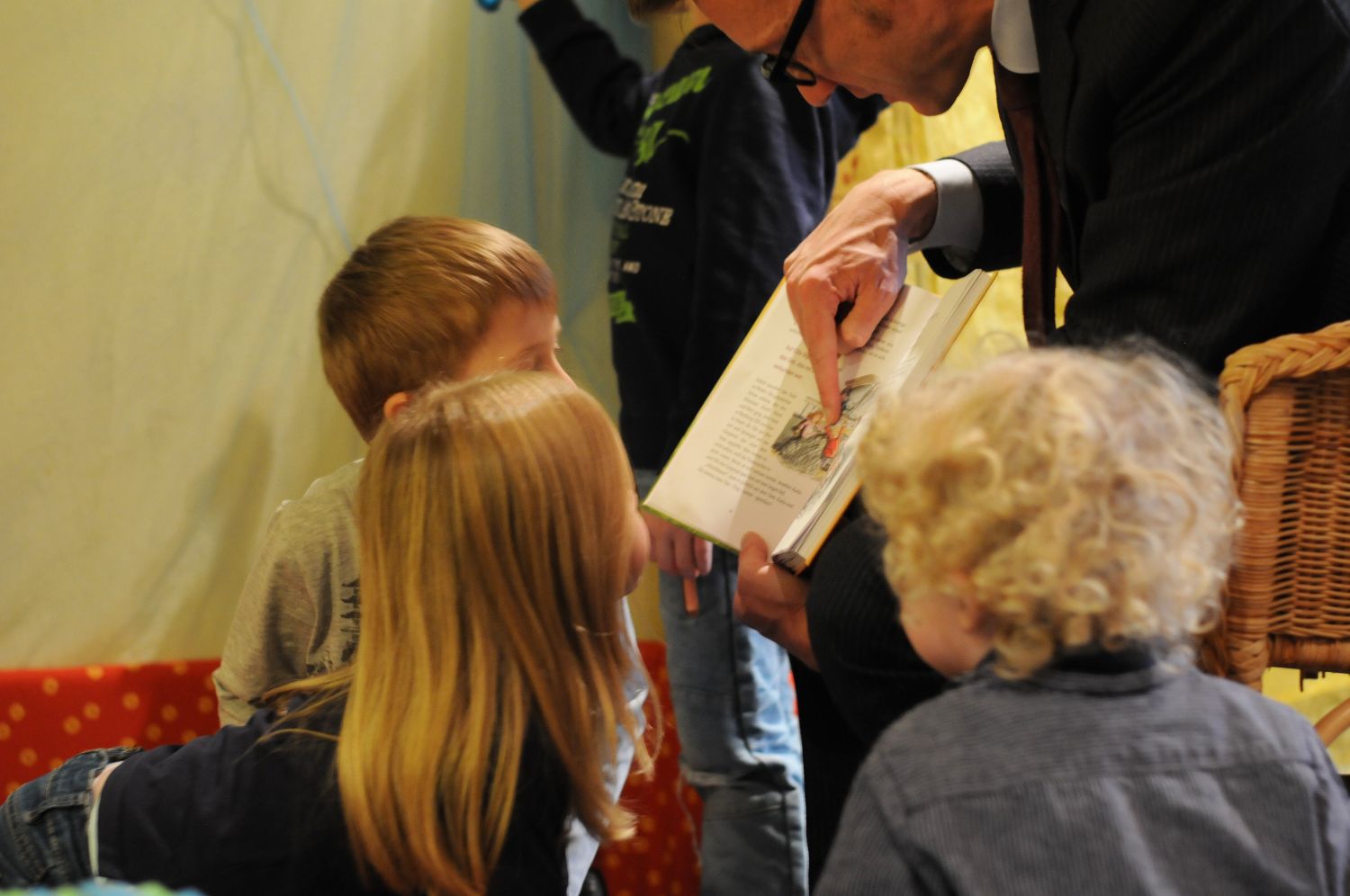 Vom Blaubeermann und dem Spuk auf dem Reiterhof – Sven Wolf las den Kindern der Kita Pusteblume vor