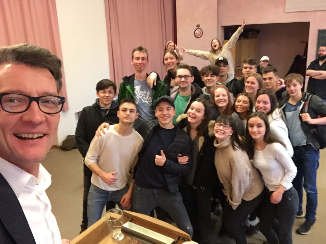 Sven Wolf diskutierte zwei Stunden mit Waldorfschülerinnen und -schülern über Politik