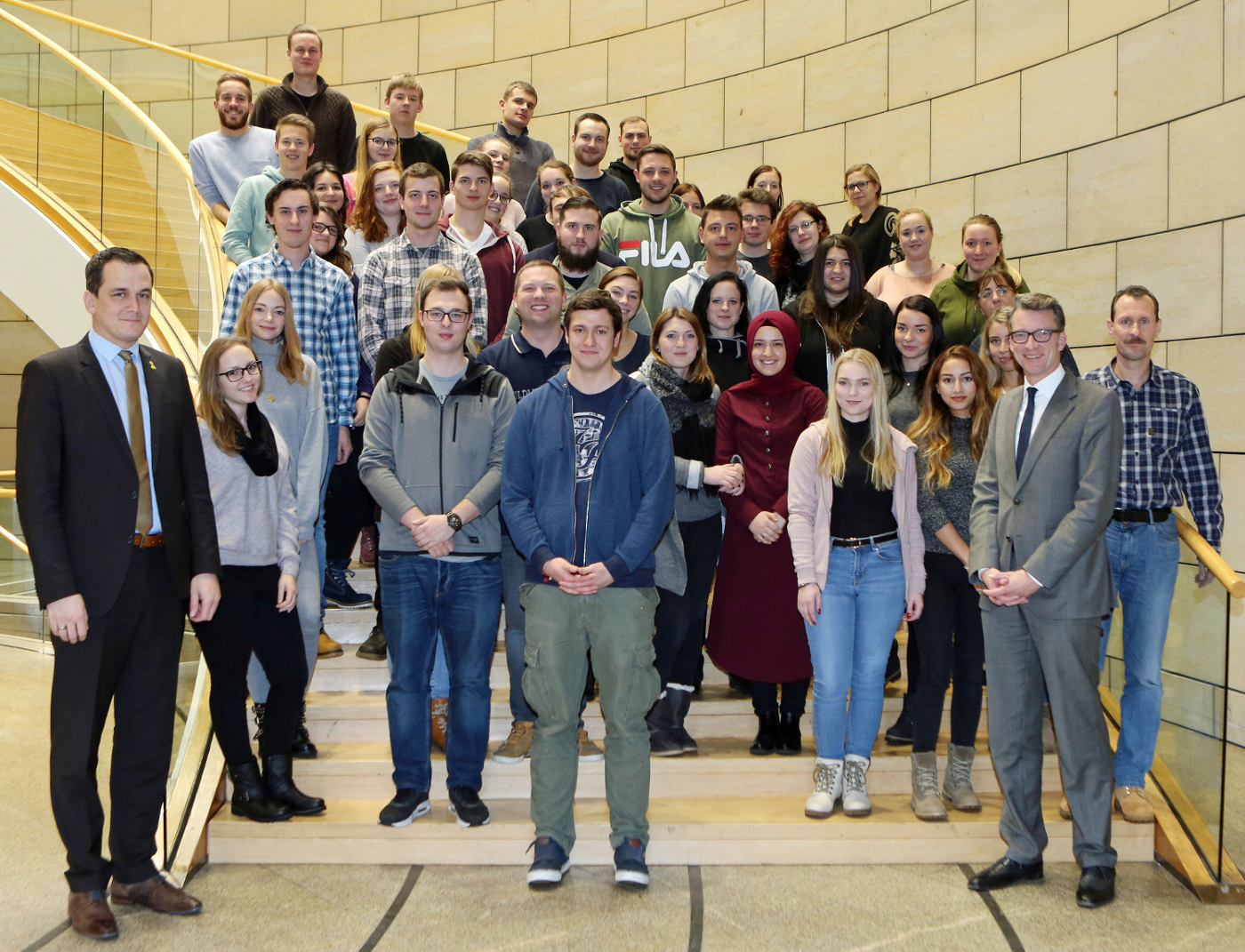 Auszubildende der Stadt Remscheid besuchten Jens Nettekoven und Sven Wolf im Landtag