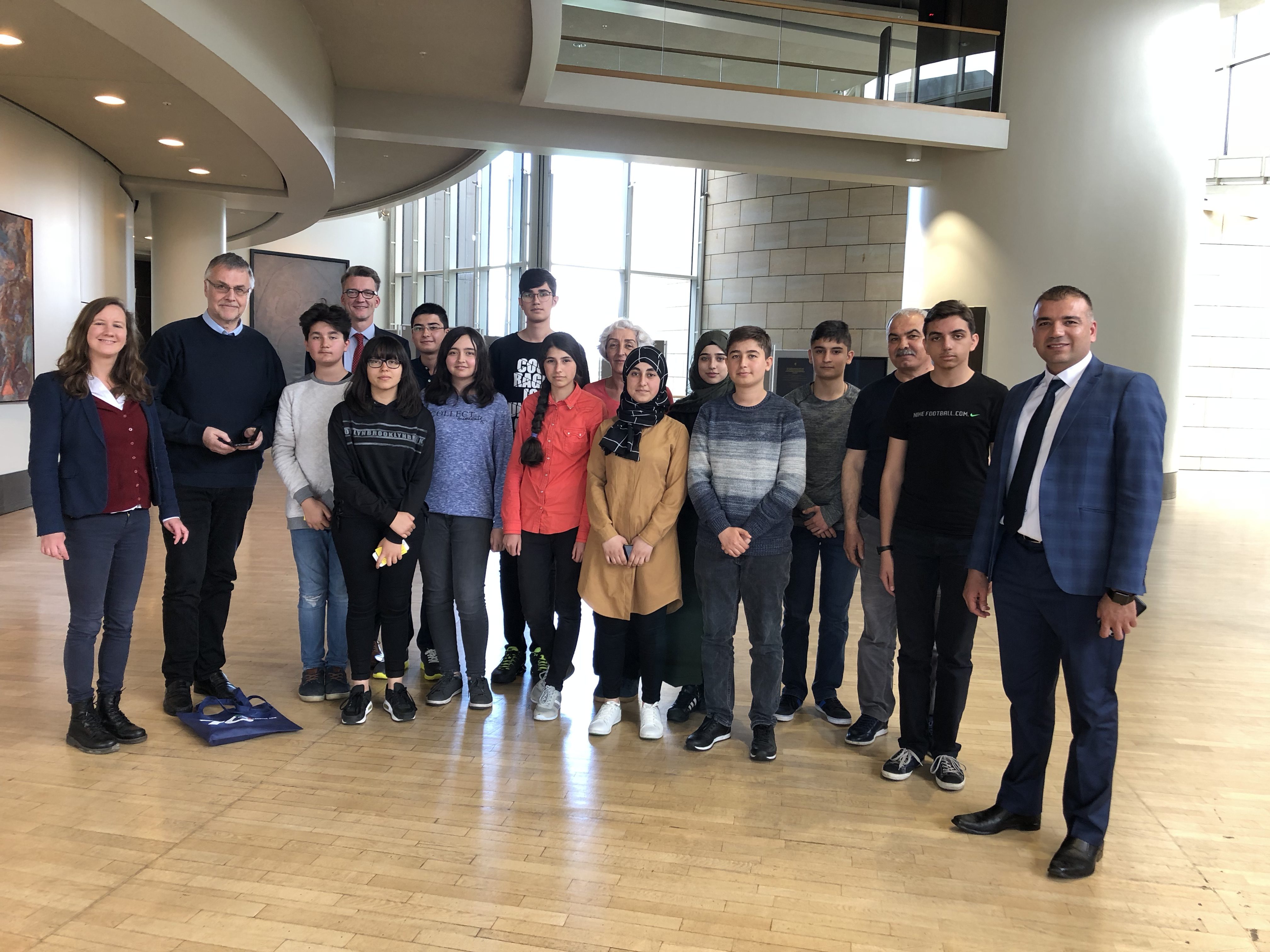 Schülerinnen und Schüler aus Kirsehir im Gespräch mit Sven Wolf