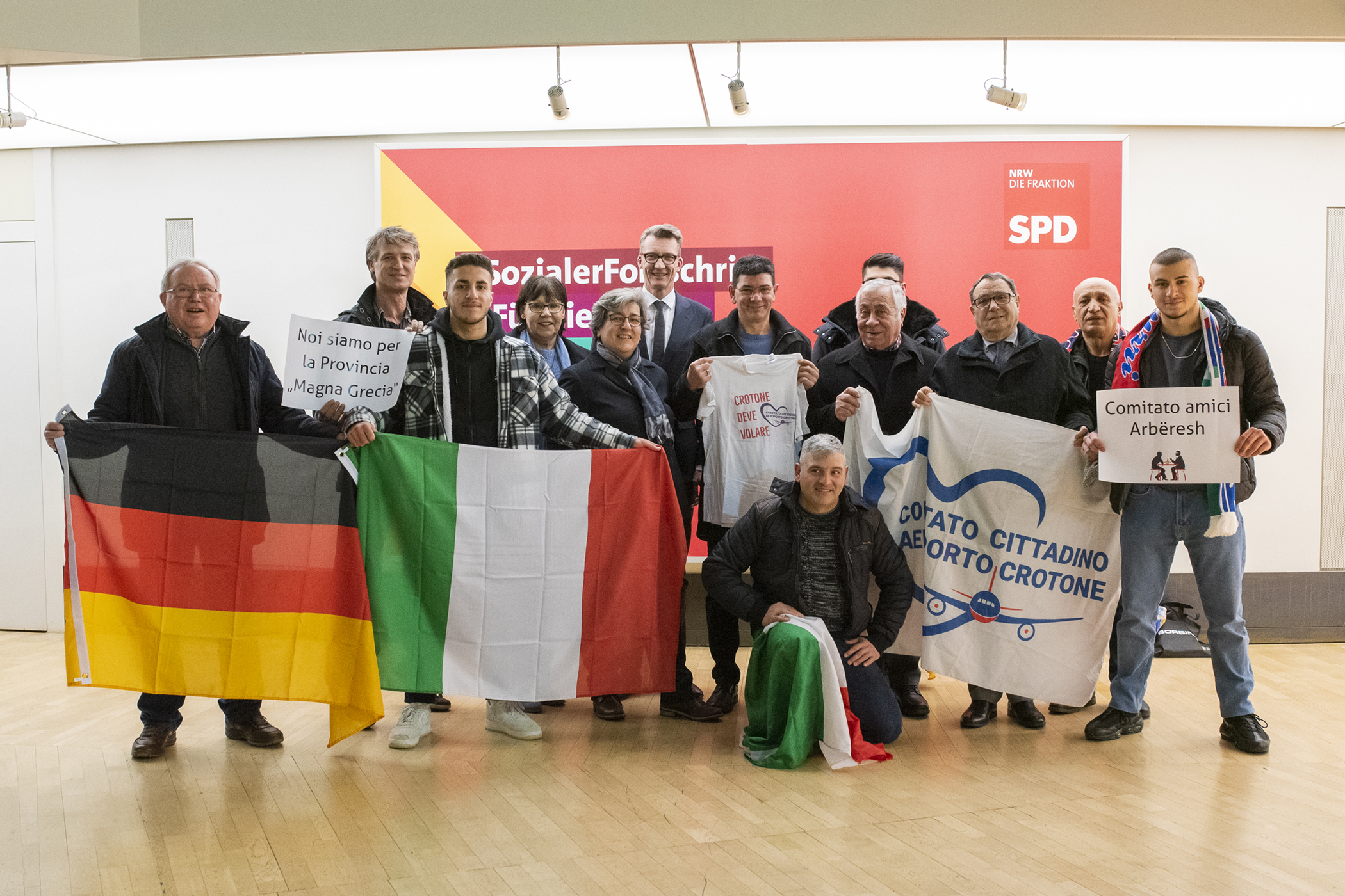 Gruppe aus Remscheid und Solingen spricht mit SPD-Landtagsabgeordneten über die Möglichkeit eines Direktflugs nach Crotone